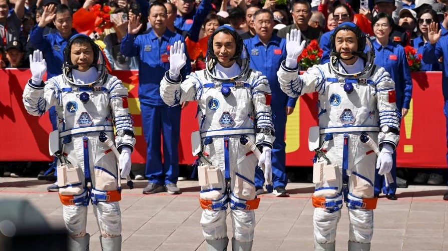 Stranded Chinese astronauts in space